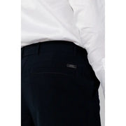 Rückseite von schwarzem, strukturiertem Armani Exchange Herren-Baumwollhose mit dezentem Nadelstreifen und Markenlabel auf der Tasche