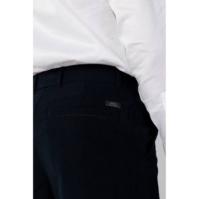Rückseite von schwarzem, strukturiertem Armani Exchange Herren-Baumwollhose mit dezentem Nadelstreifen und Markenlabel auf der Tasche