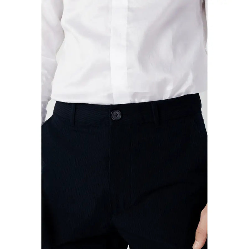 Schwarz strukturiert Armani Exchange Herren-Baumwollhose in Blau mit dezentem Längsstreifen und dunklem, rundem Bundknopf