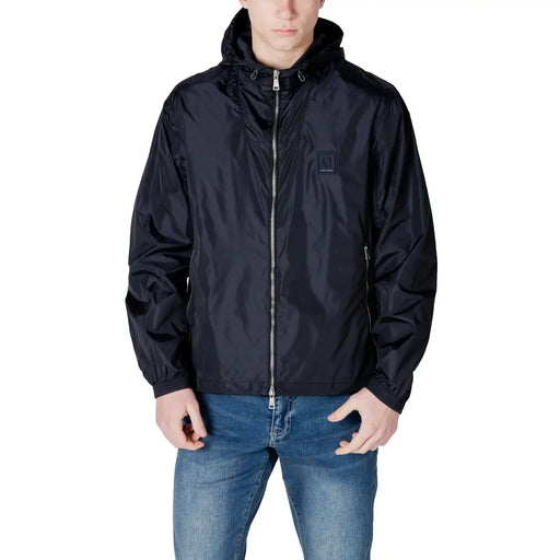 Armani exchange Herrenblazer mit Kapuze aus blauem Polyamid, schwarzer, glänzender Nylon-Windjacke und silbernen Reißverschlussdetails