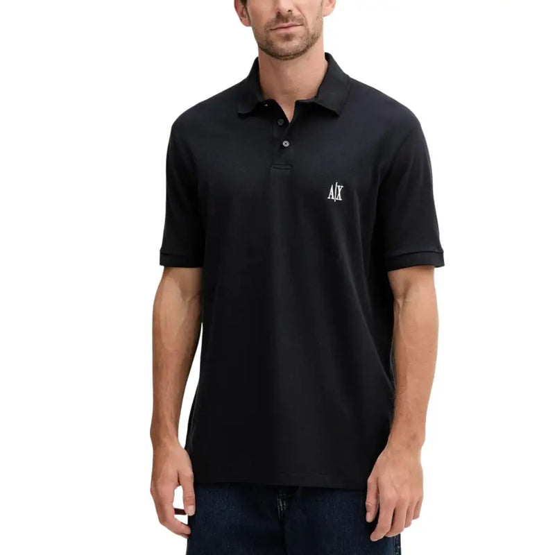 Noir Armani Exchange Polo en coton à manches courtes pour homme, avec logo blanc discret sur la poitrine gauche.