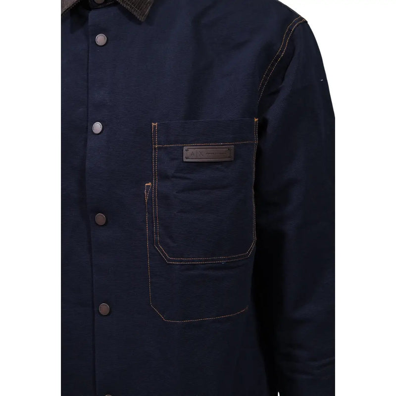 Armani Exchange Herren-Baumwollhemd, blau, klassisch, langärmlig, mit dunkelblauem Stoff, hellbraunen Nähten und braunem Lederaufnäher