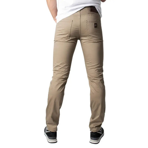 Dos d'un pantalon kaki slim-fit Armani Exchange Jean homme en coton stretch beige avec un discret écusson de marque sur la poche