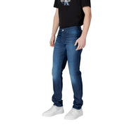 Armani Exchange Jean homme en coton stretch bleu foncé, coupe slim, délavage délavé et surpiqûres classiques.