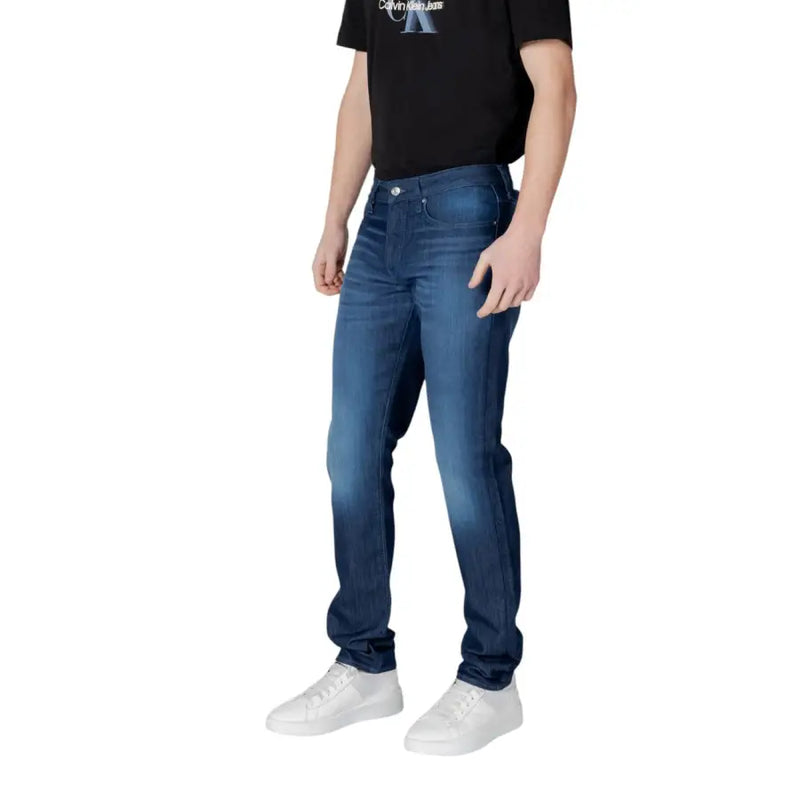 Armani Exchange Jean homme en coton stretch bleu foncé, coupe slim, délavage délavé et surpiqûres classiques.