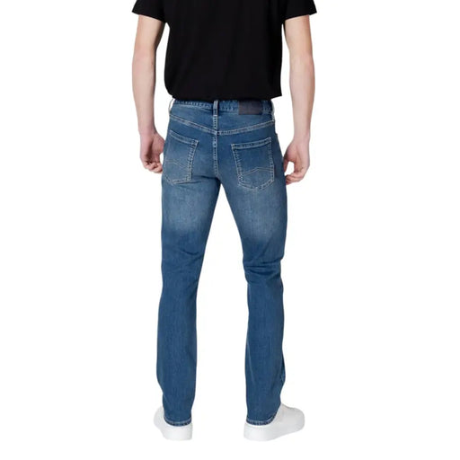 Armani Exchange Jean homme bleu en coton stretch coupe slim avec délavage subtil, vue arrière avec poches classiques