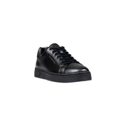 Armani Exchange Schwarze Herren-Sneaker aus Leder mit elegantem, minimalistischem Design und passenden schwarzen Schnürsenkeln.top Stil