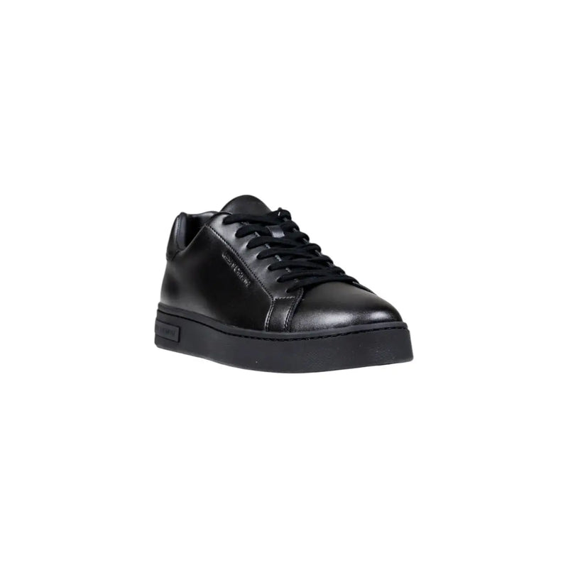 Armani Exchange Schwarze Herren-Sneaker aus Leder mit elegantem, minimalistischem Design und passenden schwarzen Schnürsenkeln.top Stil