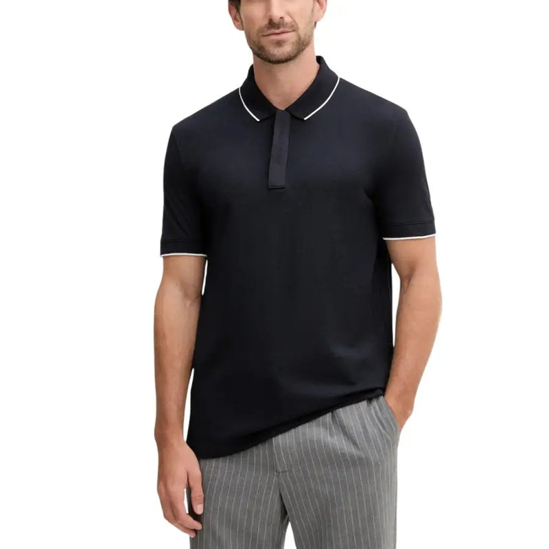 Armani Exchange Polo noir à manches courtes en coton pour homme, avec bordure blanche au col et aux poignets.