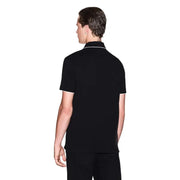 Armani Exchange Polo noir à manches courtes en coton pour homme, avec bordure blanche au col et aux poignets.