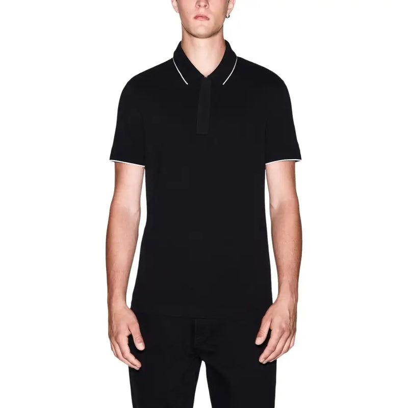 Armani Exchange Polo noir à manches courtes en coton pour homme, avec liseré blanc au col et aux poignets (vue de face).