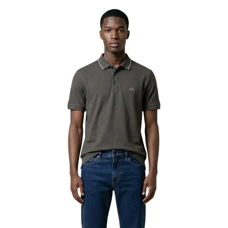 Armani Exchange Polo homme marron en coton à manches courtes avec bordures vert olive foncé et blanches et petit logo hache