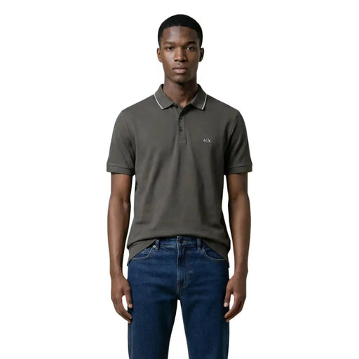 Armani Exchange Polo homme marron en coton à manches courtes avec bordures vert olive foncé et blanches et petit logo hache