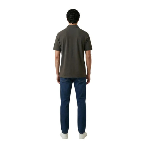 Un homme portant un Armani Exchange Polo homme marron à manches courtes en coton et élasthanne, col classique et coutures apparentes.