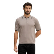 Armani Exchange Polo homme marron à fermeture éclair, col rond, manches courtes beiges et finitions noires et blanches au col et aux poignets.