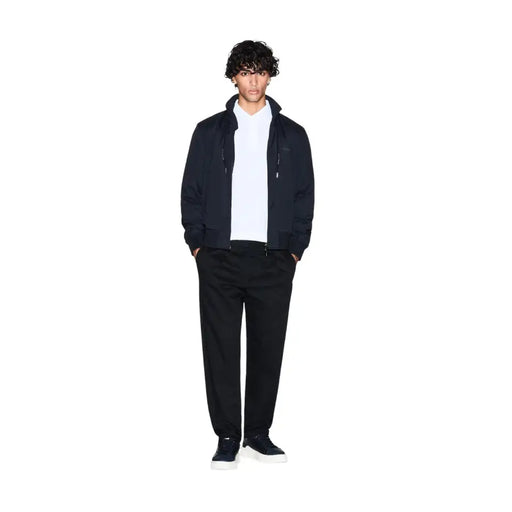 Blouson aviateur bleu marine zippé avec poignets et ourlet côtelés et logo discret sur la poitrine gauche par Armani Exchange