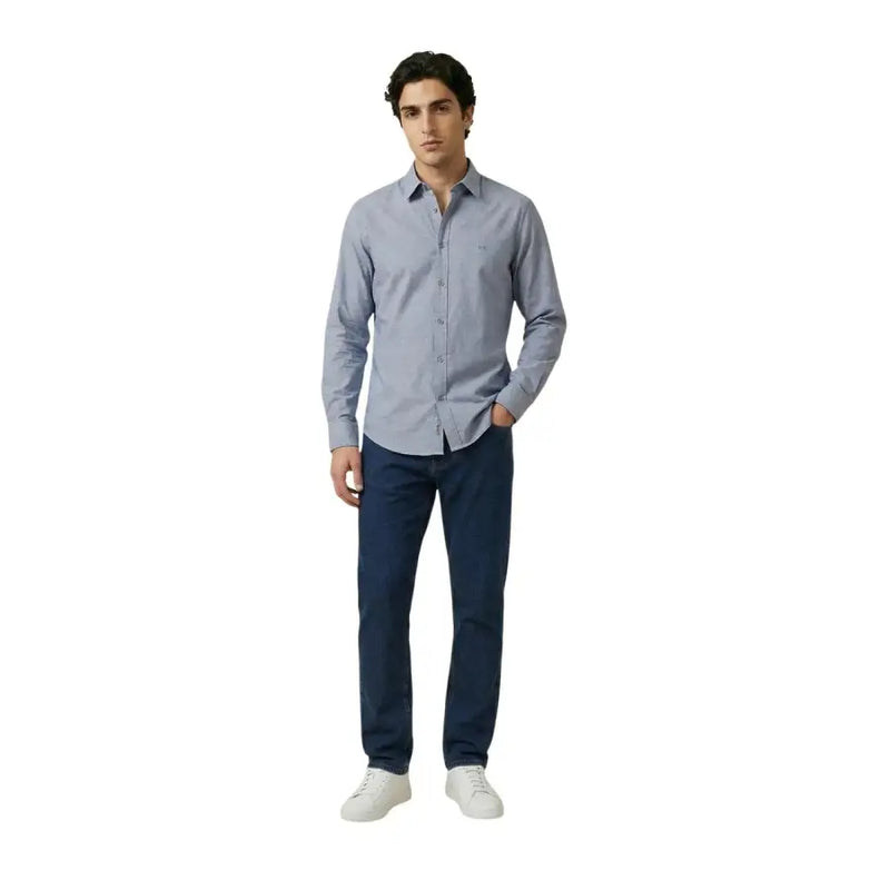 Armani Exchange Herrenhemd in Hellblau mit dezenter Struktur, langen Ärmeln und gesticktem Logo auf der linken Brust.