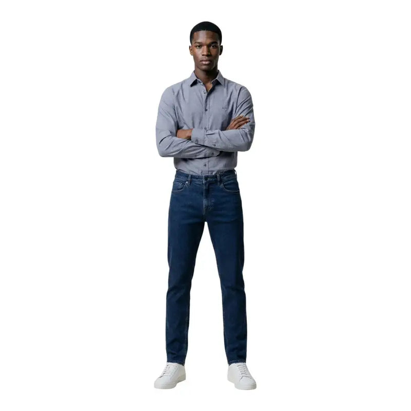 Dunkelblaue Jeans mit klassischem geradem Bein und dezenter Auswaschung an den Knien von armani exchange