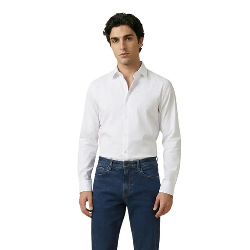 Armani Exchange Weißes Herrenhemd mit langen Ärmeln, klassischem Kragen und Knopfleiste