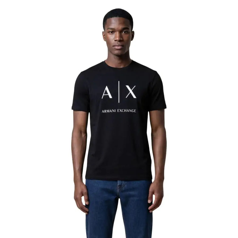 Armani Exchange Männer t-shirt aus schwarzem Baumwollstoff mit weißem Axt-Logo und Markennamen, der über die Brust gedruckt ist.