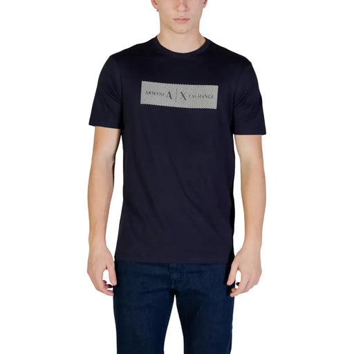 Schwarzes Kurzarmhemd Armani Exchange Männer t-shirt mit einem rechteckigen geprägten Silber armani exchange Logo auf der Vorderseite