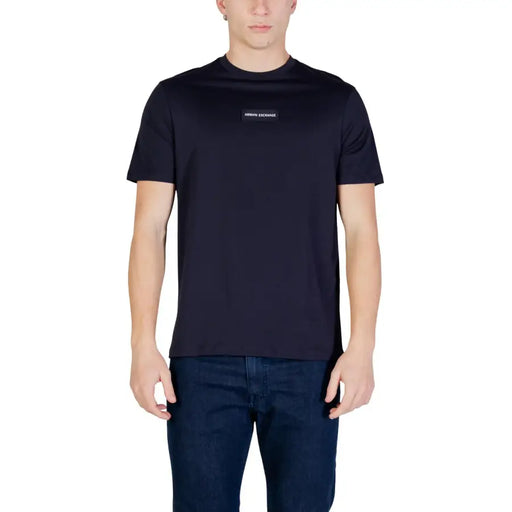 Schwarz Armani Exchange Männer t-shirt mit kurzen Ärmeln und dezentem rechteckigem Logo-Patch auf der Brust