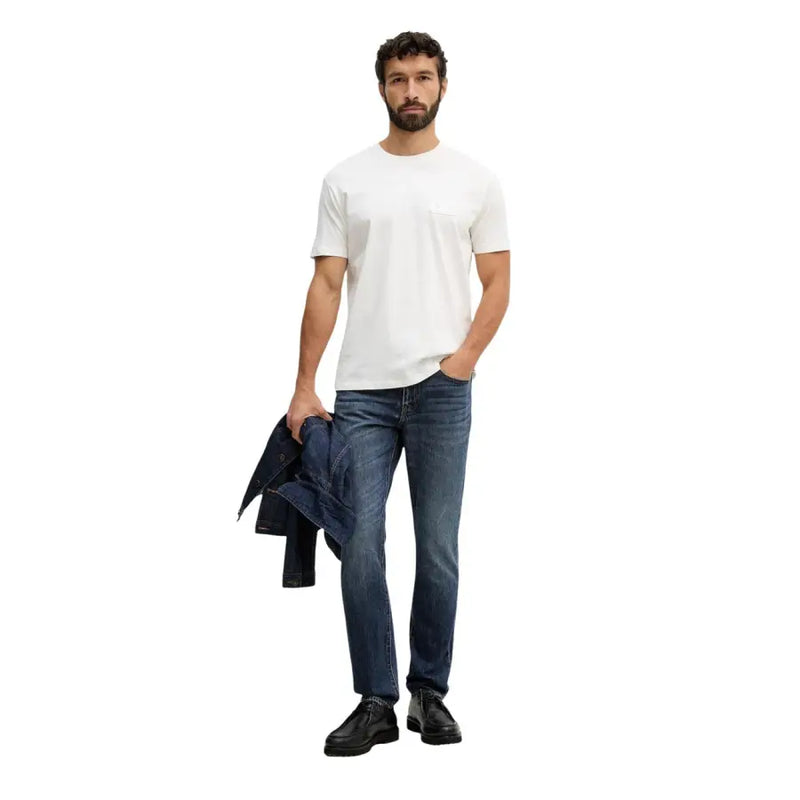 Armani Exchange Männer t-shirt weißes Sweatshirt mit Rundhalsausschnitt und einzelner Brusttasche, kombiniert mit dunkelblauen Jeans.