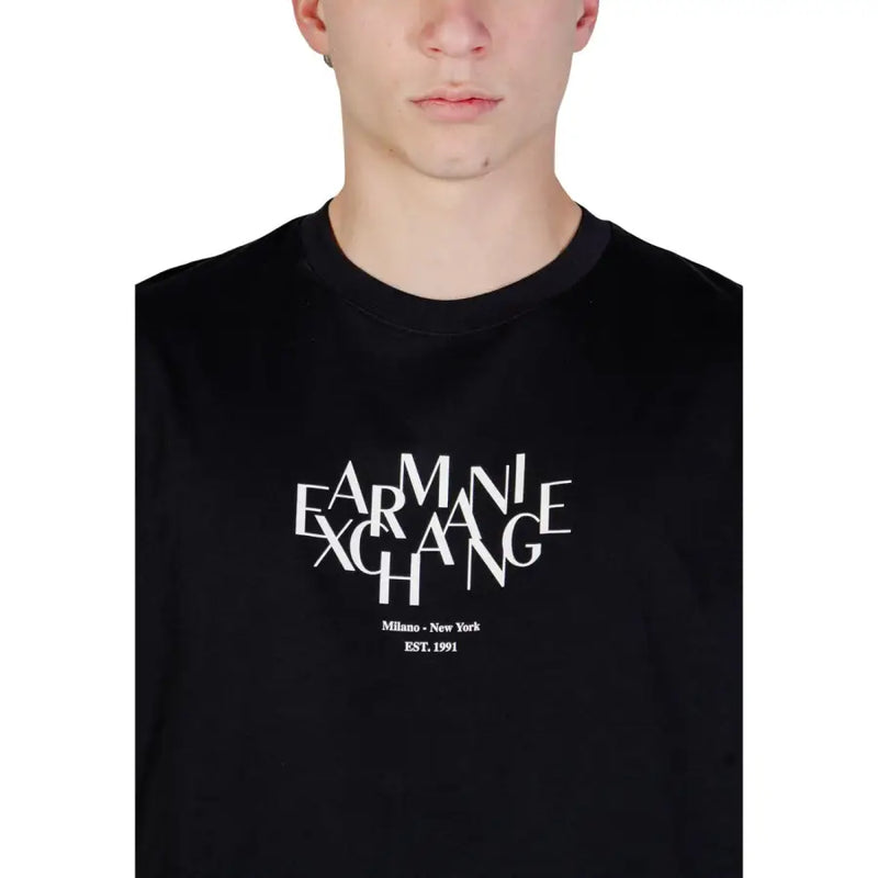 Schwarz Armani Exchange Männer t-shirt mit einem weißen Armani Exchange Logo und Schriftzug „Milano New York est“ auf der Vorderseite