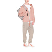 Armani Exchange Herren-T-Shirt kombiniert mit einem hellrosa, strukturierten Kapuzenpullover mit Reißverschluss, passendem Kordelzug und gerippten Bündchen.