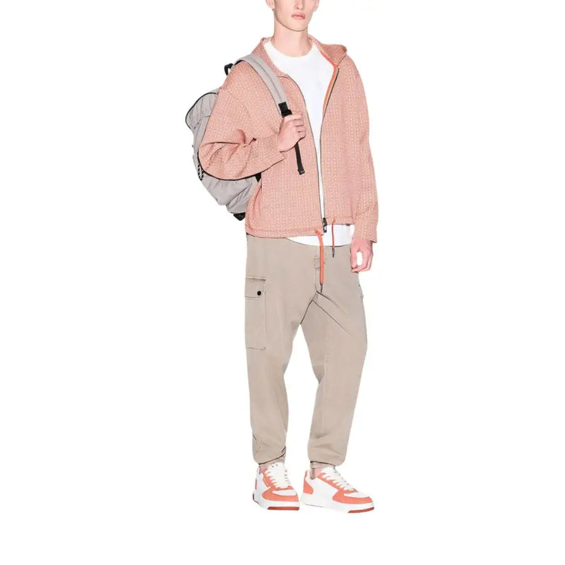 Armani Exchange Herren-T-Shirt kombiniert mit einem hellrosa, strukturierten Kapuzenpullover mit Reißverschluss, passendem Kordelzug und gerippten Bündchen.