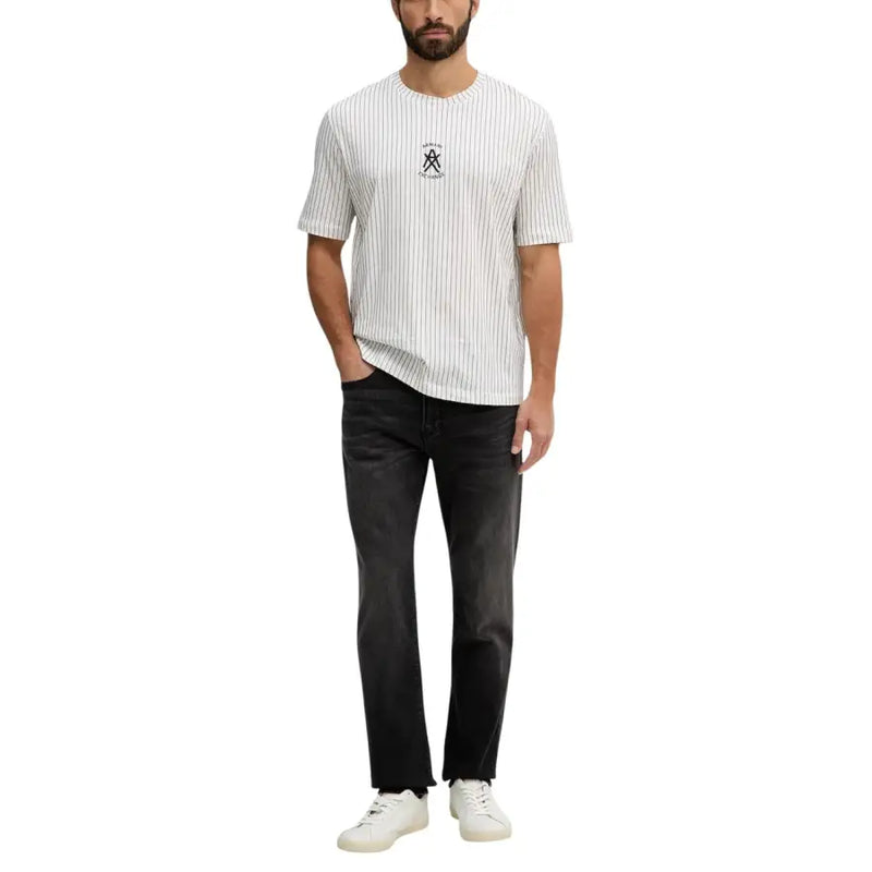 Armani Exchange Männer t-shirt mit weißen und schwarzen vertikalen Streifen und kleinem gesticktem Logo auf der Brust bei kurzen Ärmeln