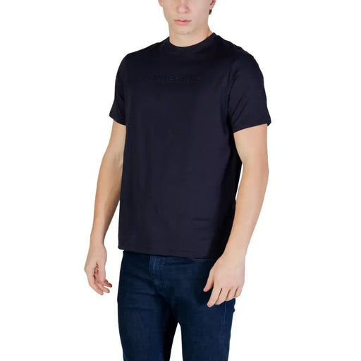 Armani Exchange Schwarzes Herren-T-Shirt aus Baumwolle mit kurzen Ärmeln und dezentem, farblich abgestimmtem, gesticktem Logo auf der Brust.