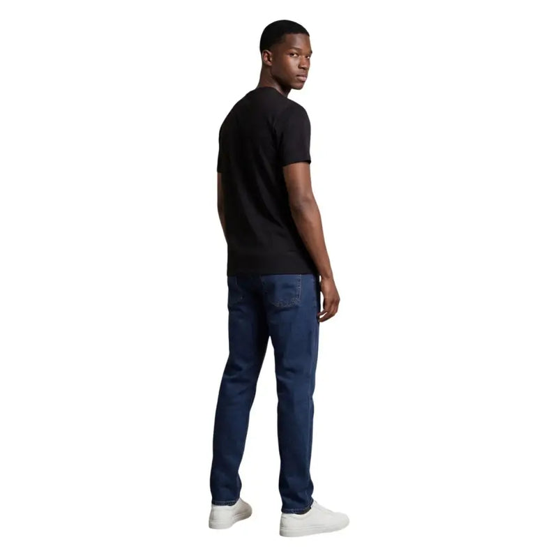 Dunkelblaue Jeans mit klassischer Passform und dezenten Ziernähten von armani exchange Herren-T-Shirt-Kollektion