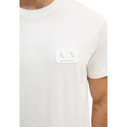 Weiß Armani Exchange Herren-T-Shirt mit dezentem rechteckigem Logo-Patch und dem charakteristischen Axt-Emblem