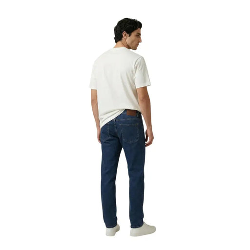 Dunkelblaue Jeans aus Denim mit klassischem Fünf-Taschen-Design und brauner Ledergürtelschlaufe von armani exchange Männer t-shirt Sammlung