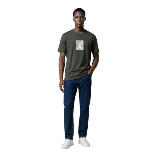 Armani Exchange Herren-T-Shirt aus grüner Baumwolle mit Rundhalsausschnitt, olivgrünen kurzen Ärmeln und hellem, quadratischem Brustaufnäher.