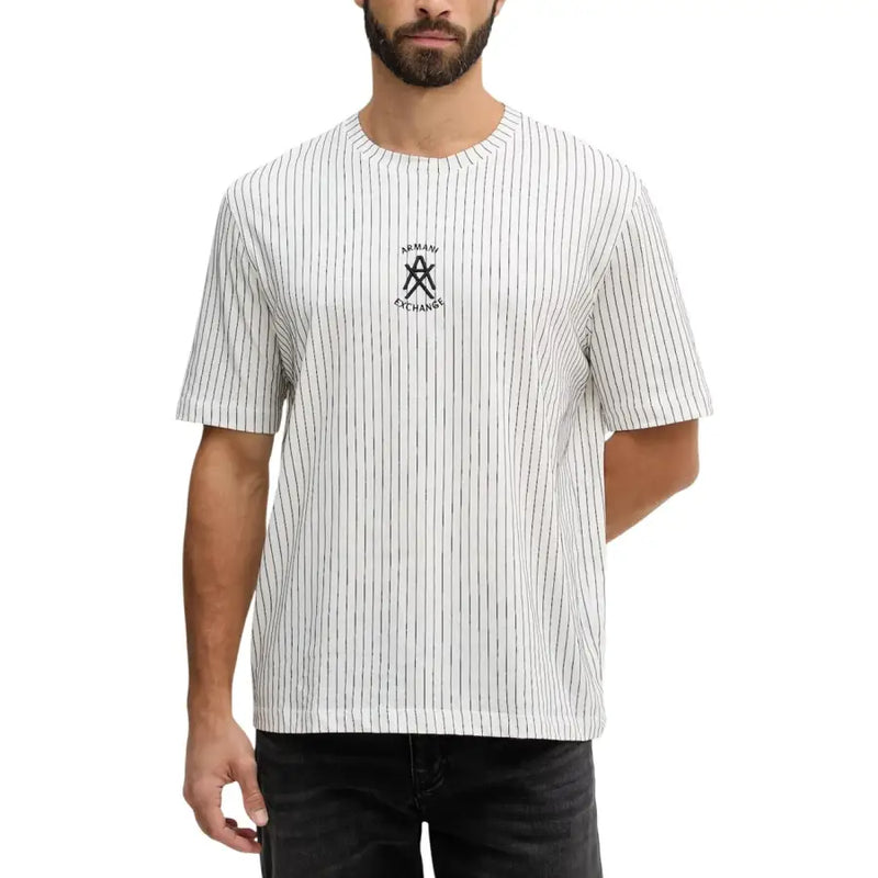 Armani Exchange Männer t-shirt mit weißen und schwarzen vertikalen Streifen, kurzen Ärmeln und kleinem Brustlogo