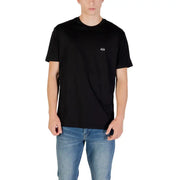 Men’s black short-sleeved T-shirt paired with light blue jeans, stylish casual outfit