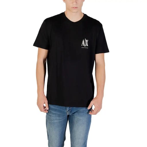 Schwarzes Kurzarm-Herrenhemd T-shirt mit weißem Grafiklogo kombiniert mit blauen Jeans
