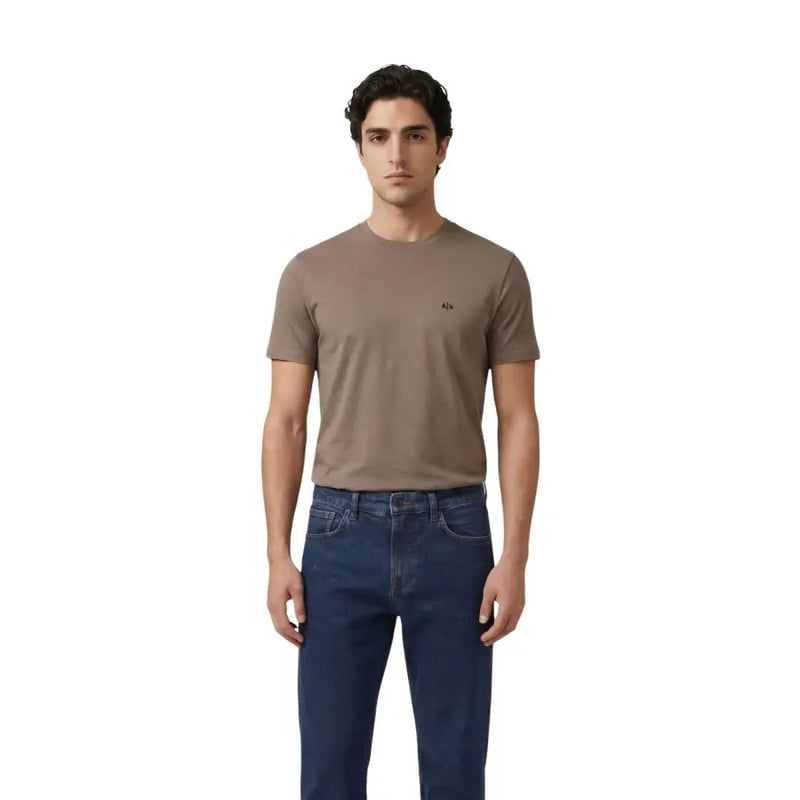Armani Exchange Herren-T-Shirt aus taupefarbener Baumwolle mit kurzen Ärmeln und Rundhalsausschnitt sowie kleinem, gesticktem Logo auf der linken Brustseite.