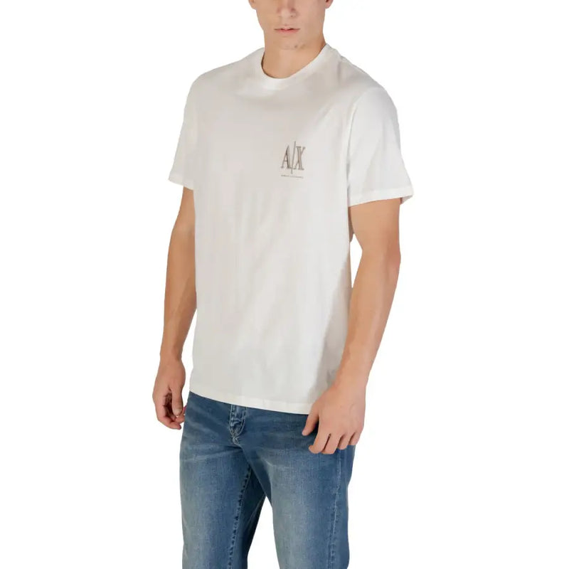 Armani Exchange Weißes Herren-T-Shirt aus Baumwolle mit kurzen Ärmeln und Rundhalsausschnitt sowie dezentem, gesticktem Logo auf der linken Brustseite.