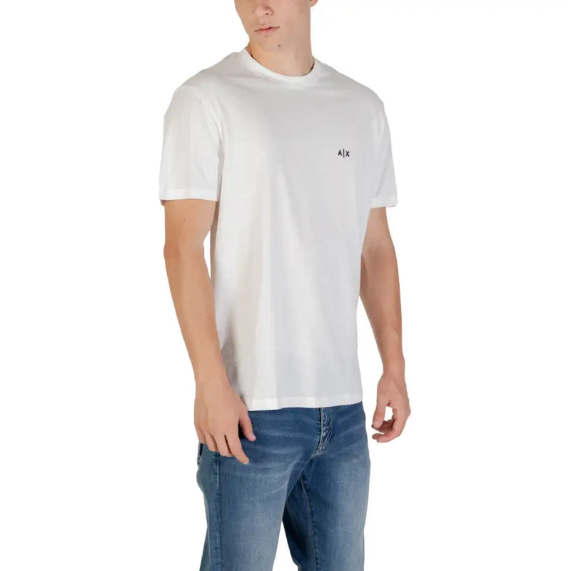 Armani Exchange Weißes Herren-T-Shirt aus Baumwolle mit kurzen Ärmeln und kleinem schwarzen Axt-Logo auf der linken Brust.