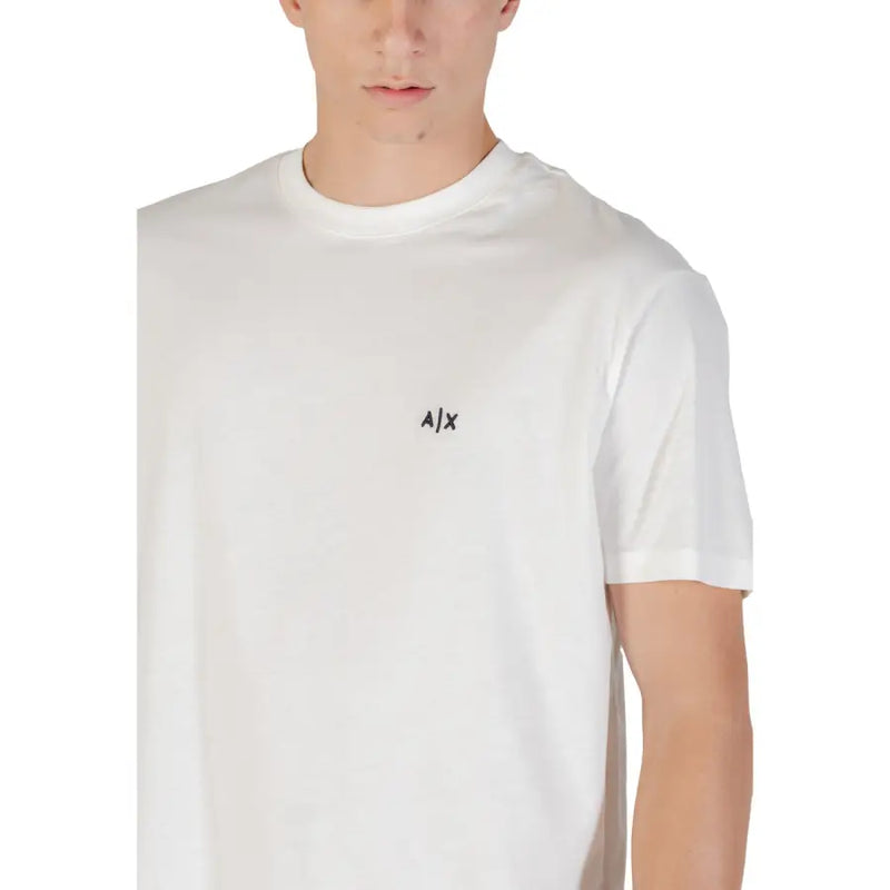 Armani Exchange Weißes Herren-T-Shirt aus Baumwolle mit kurzen Ärmeln und kleinem, schwarzem, gesticktem Axt-Logo auf der linken Brust.
