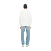 Armani Exchange Weißes Herren-Sweatshirt aus Baumwolle mit hohem Kragen, langen Ärmeln und gerippten Bündchen, kombiniert mit blauen Jeans.