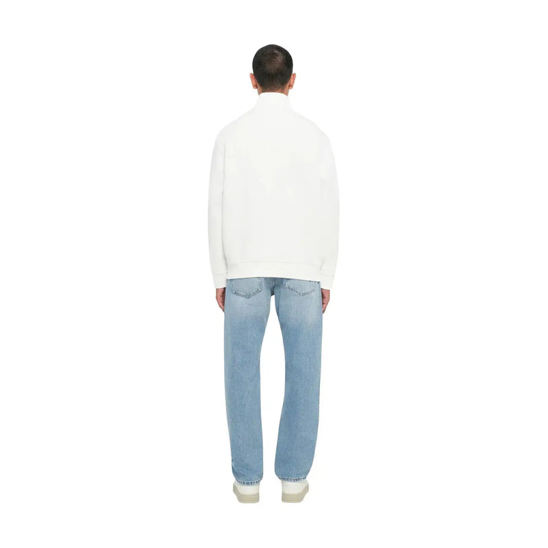 Armani Exchange Weißes Herren-Sweatshirt aus Baumwolle mit hohem Kragen, langen Ärmeln und gerippten Bündchen, kombiniert mit blauen Jeans.