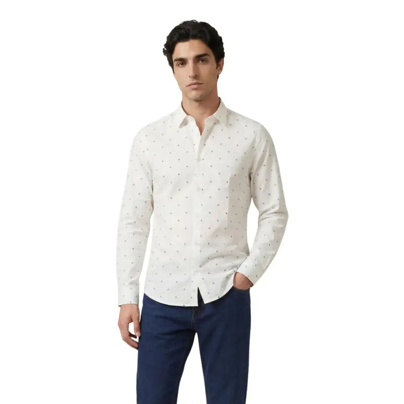 Armani Exchange Schwarzes Herren-Langarmhemd aus Baumwolle mit geometrischem Muster und dezentem dunklem Punktmuster auf weißem Stoff, Vorderansicht
