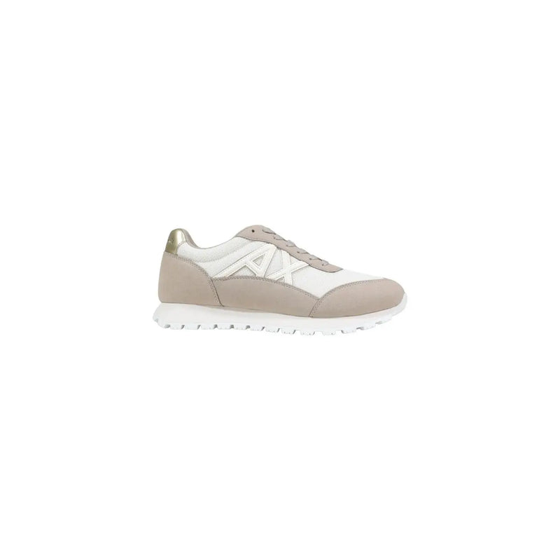 Armani Exchange Baskets de sport beiges et blanches pour homme, au design élégant et ornées de détails dorés au talon, idéales pour la course d'automne.
