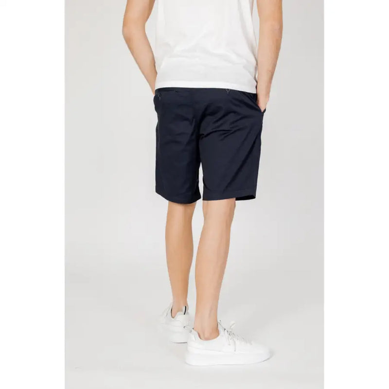 Armani Exchange Short chino bleu en mélange de coton pour homme, coupe ajustée et détails de couture discrets.