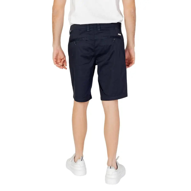 Armani Exchange Short chino bleu marine pour homme, en mélange de coton, coupe classique et détails de couture discrets.