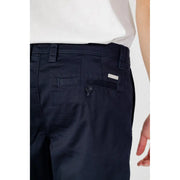 Armani Exchange Short pour homme en mélange de coton bleu marine, dos laissant apparaître la texture d'un pantalon chino bleu marine foncé et l'étiquette de la marque